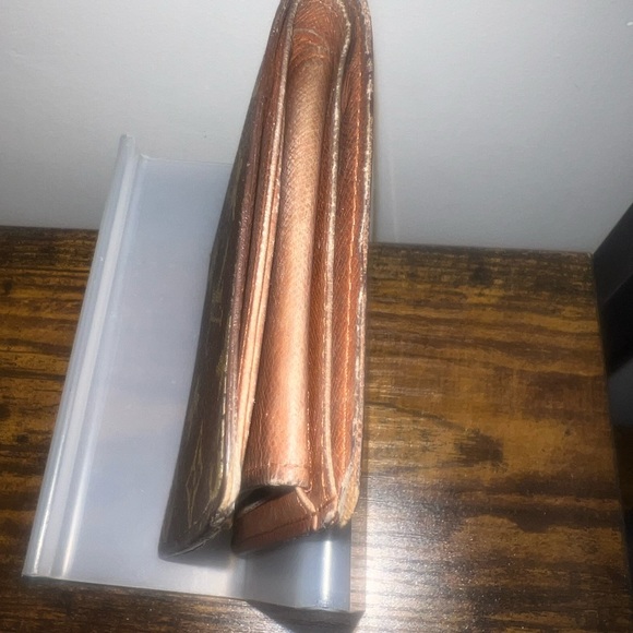 Louis Vuitton Men’s Monogram Bi-Fold Wallet - Picture 4 of 16